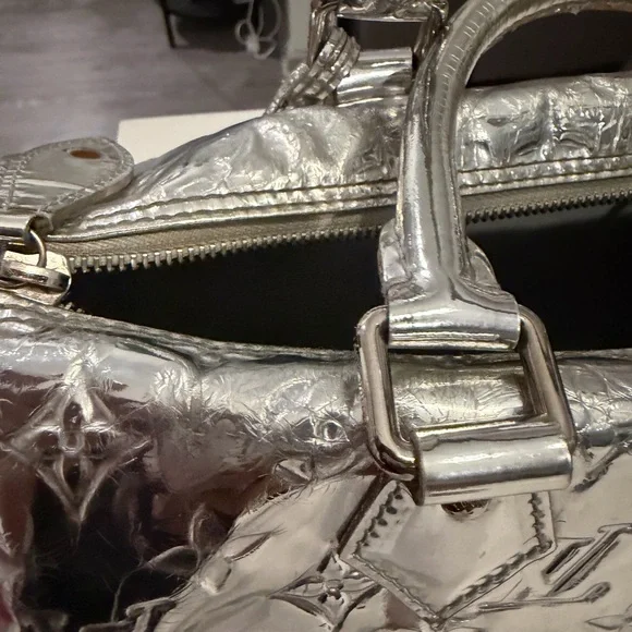 Authentic LOUIS VUITTON Monogram Miroir Speedy 30 Silver. - Picture 4 of 16